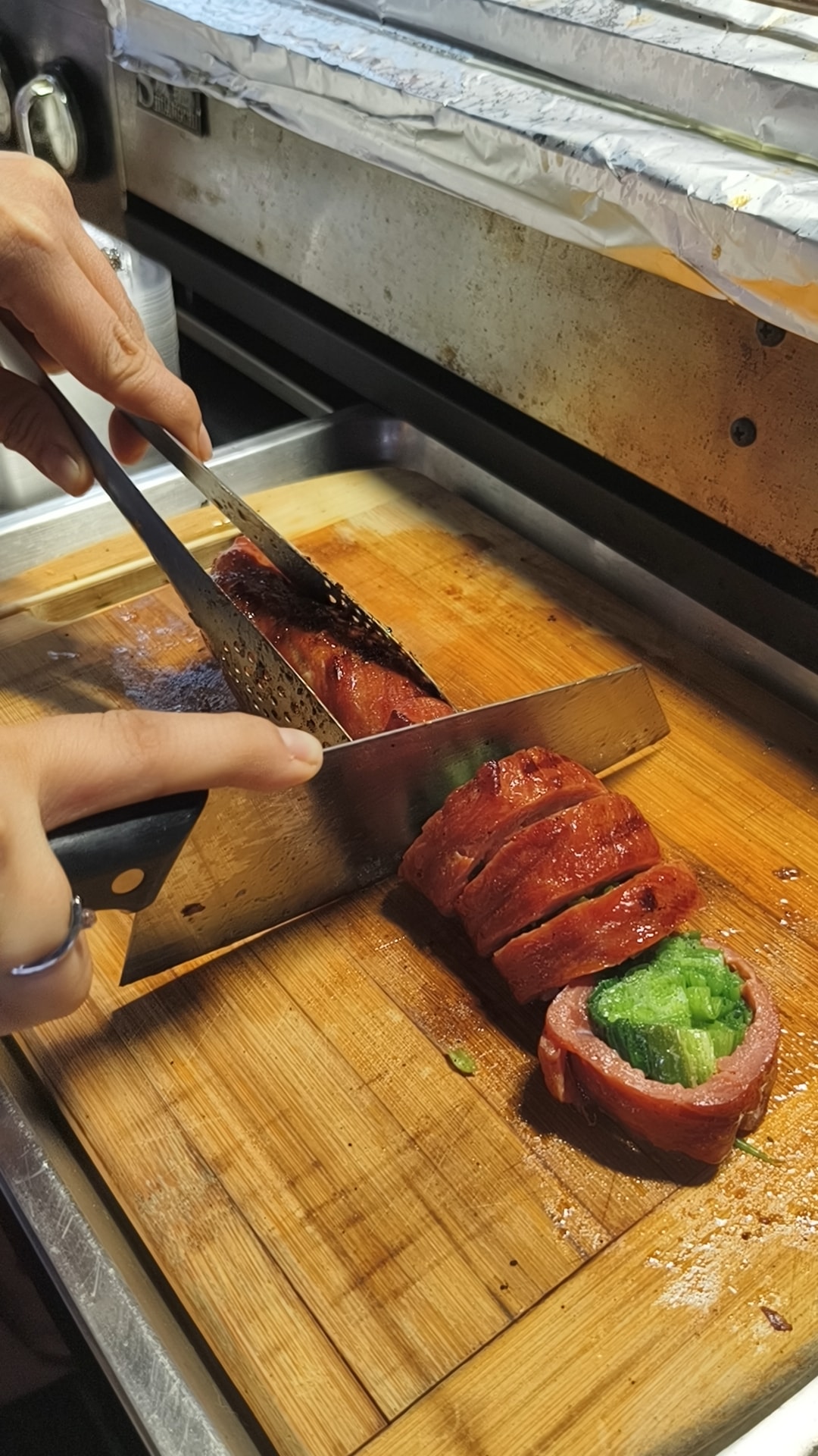 【台北|夜市小吃】饒河夜市必吃!香蔥肉捲 – 10年人氣不敗的蔥香饗宴 - 第6張圖